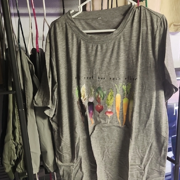 Tops - Gray Graphic T-Shirt with Vegetables